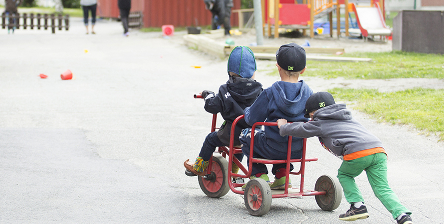 barn som cyklar på förskolan