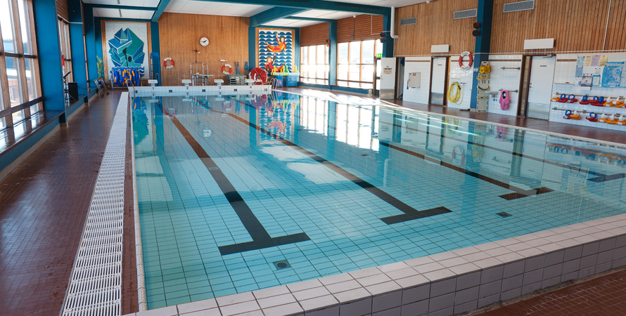 Bilden visar simbassängen i simhallen