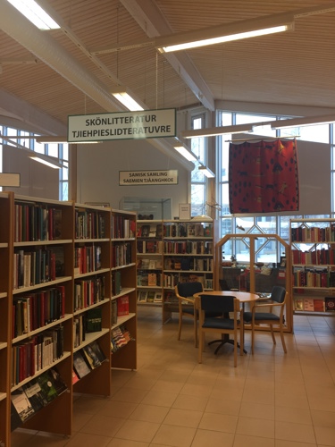 Bild på samiska skyltar på biblioteket