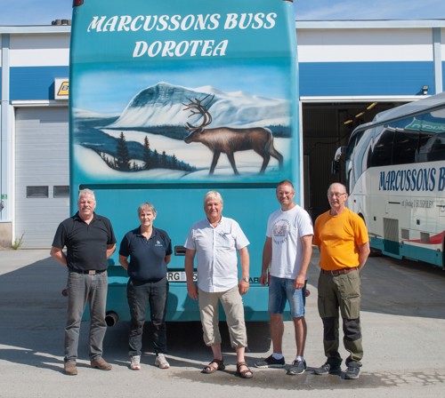 Paret Markusson står tillsammans med Greger, Gabriel och Staffan framför en av företagets bussar. Bussen har en målning av en ren som står framför Borgahällan.