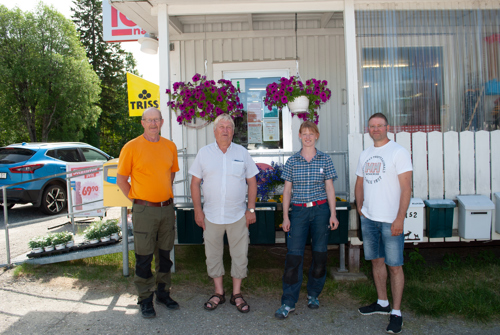 Lovisa står framför sin butik tillsammans med Staffan, Greger och Gabriel.