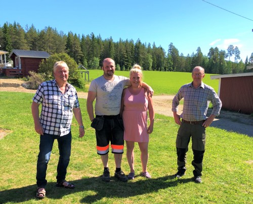 Jimmy och Linda står tillsammans med Greger och Staffan på en solig gräsmatta. De ser glada ut.