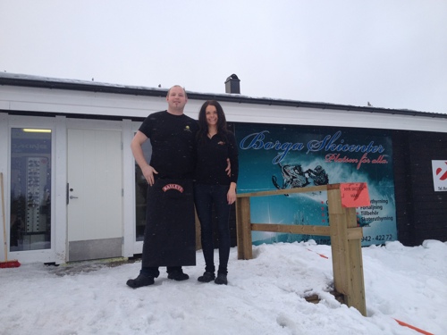 Bild på Anders och Sara framför Ski Center