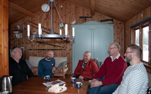 Greger, Jens, Olli, Staffan, Gabriel sitter och pratar runt Jens köksbord