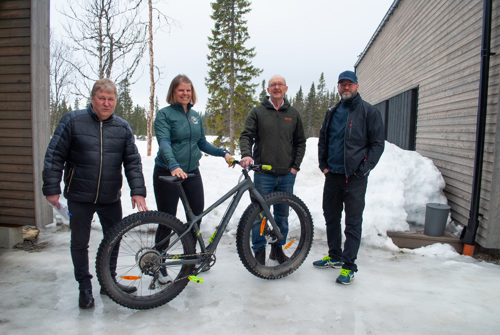 Grefer, Susanne, Staffan och Gabriel står tillsammans med en av Äventyrslust fatbikes.