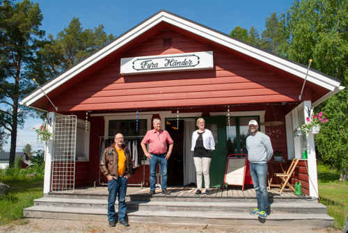 Staffan, Greger, Barbro och Gabriel står framför Fyra händers butik