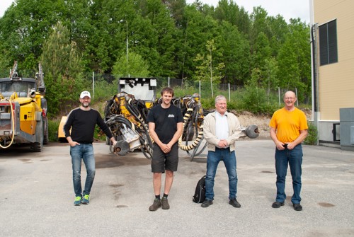 Gabriel, Felix, Greger och Staffan står framför en gruvrigg