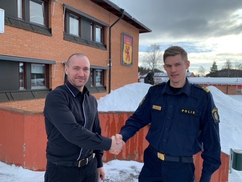 På bilden ses t.f. lokalpolisområdeschef Daniel Westerberg och kommunchef Olli Joenvärää som i dag undertecknade de nya medborgarlöftena i Dorotea kommun.
